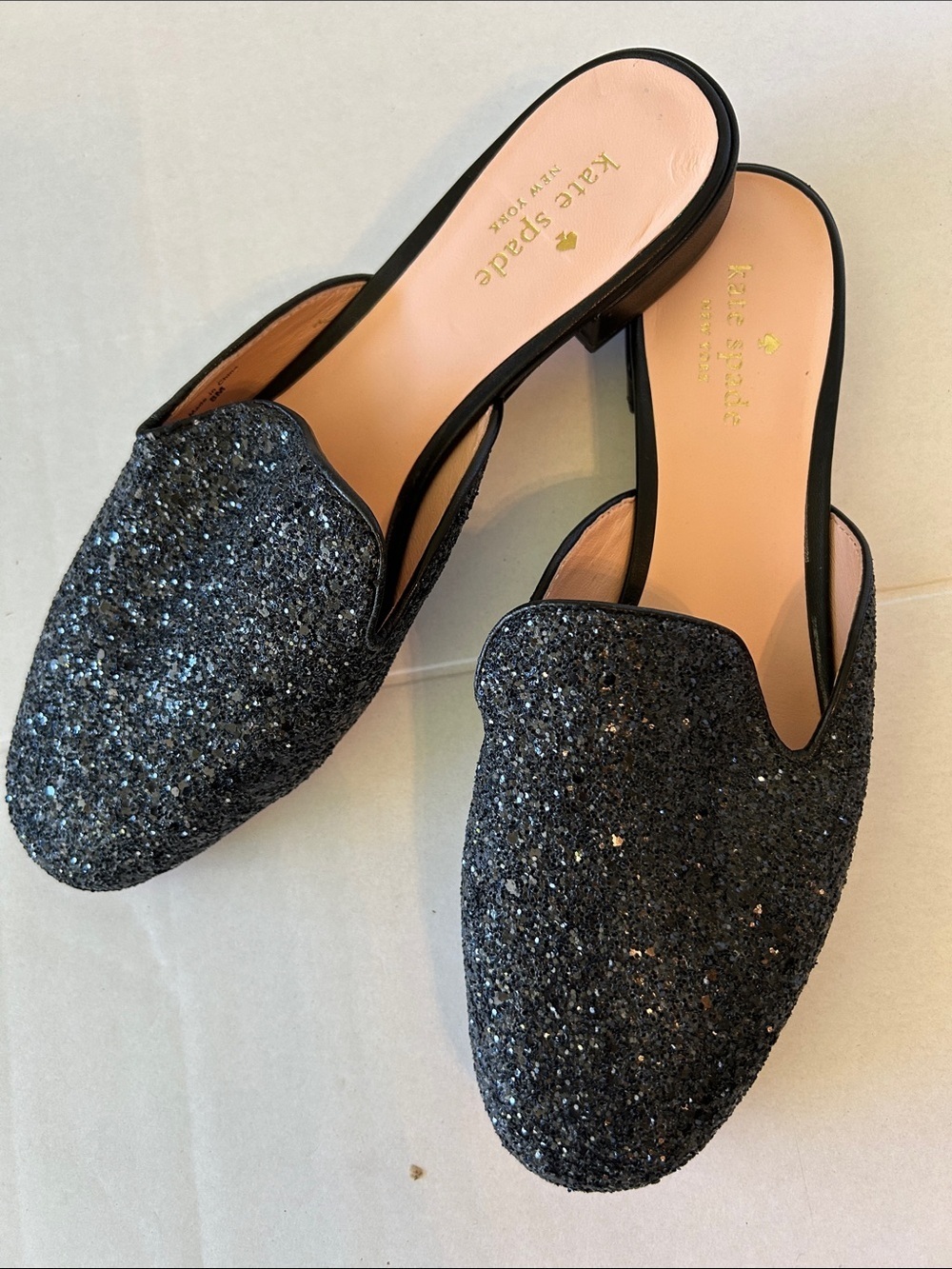KATE SPADE NEW YORK  GOWAN LEATHER MULES IN BLACK GLITTER  SIZE 8